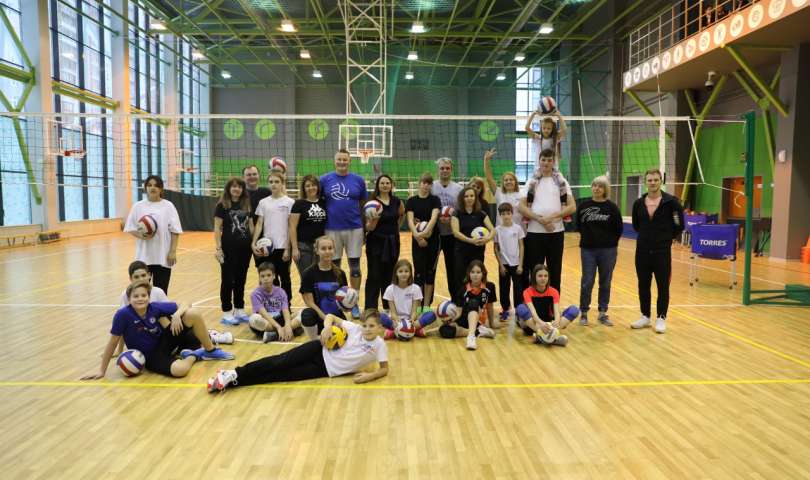 В ИТШ № 777 состоялся товарищеский турнир по волейболу между смешанными командами школьников и их родителей